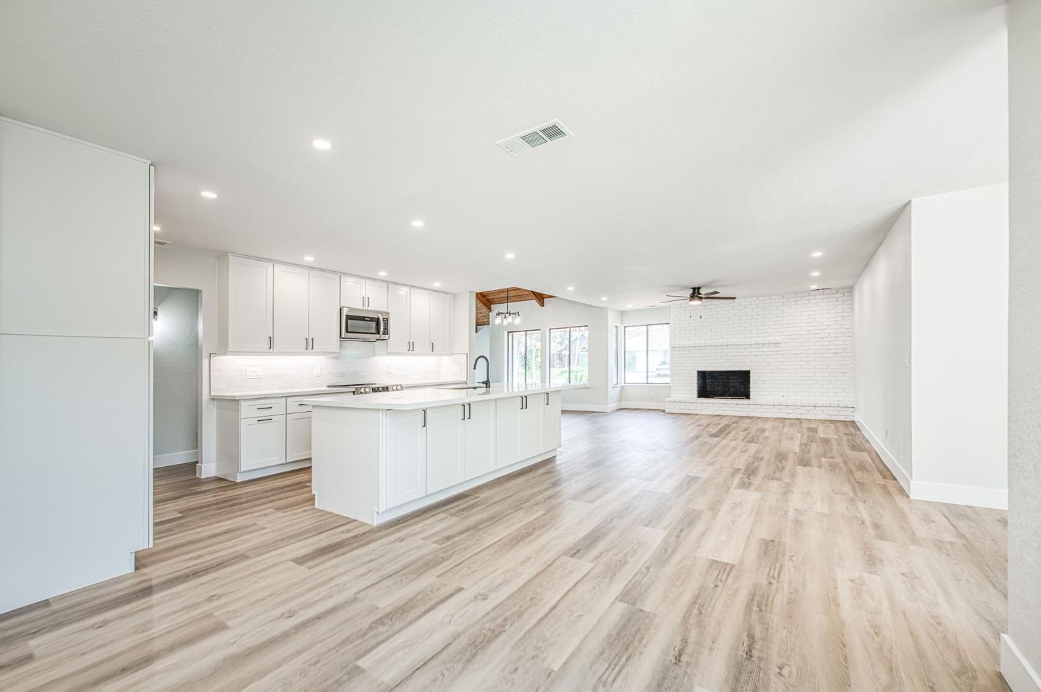 8453 N 1St St, Fresno, CA 93720