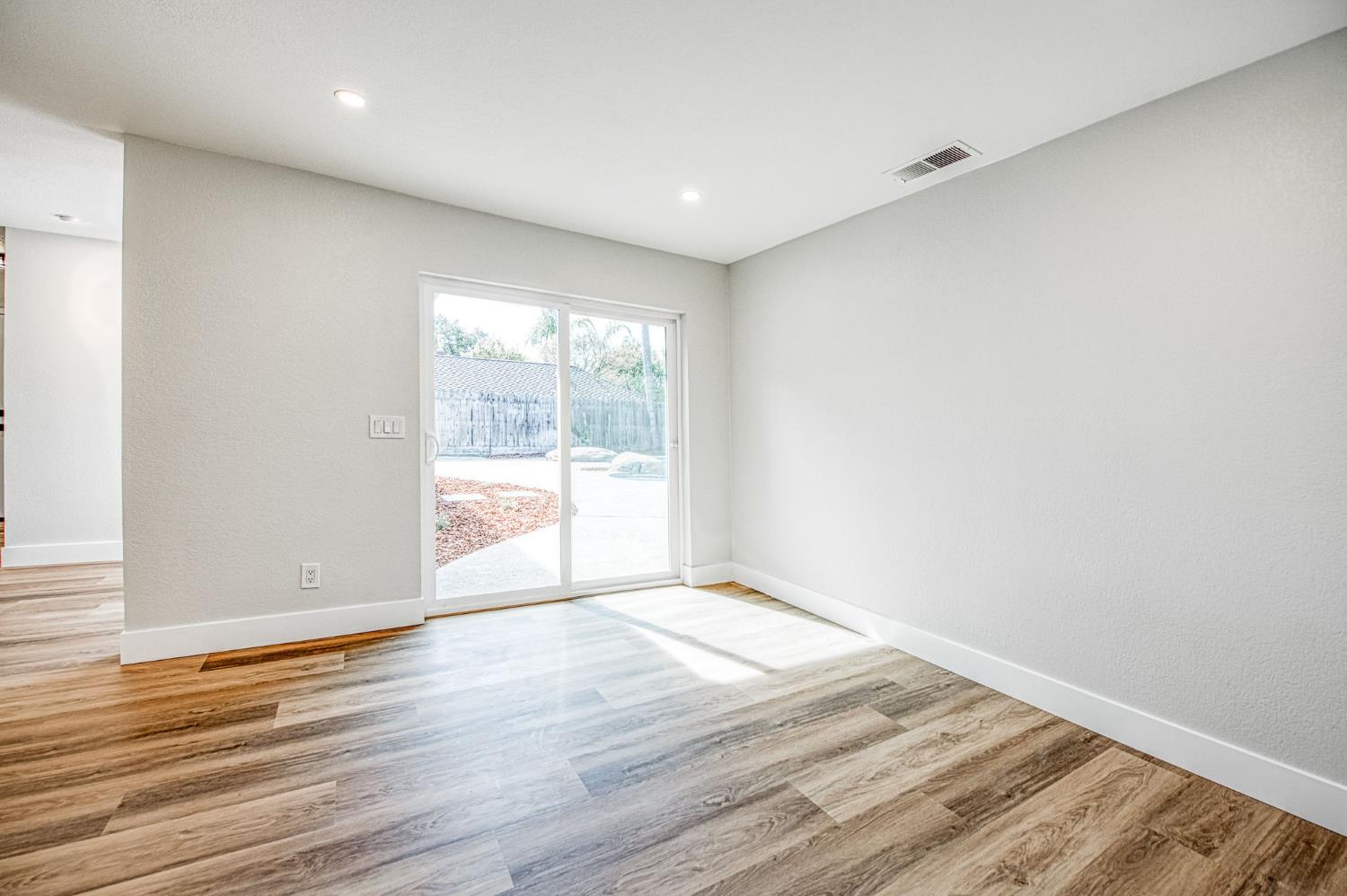 8453 N 1St St, Fresno, CA 93720