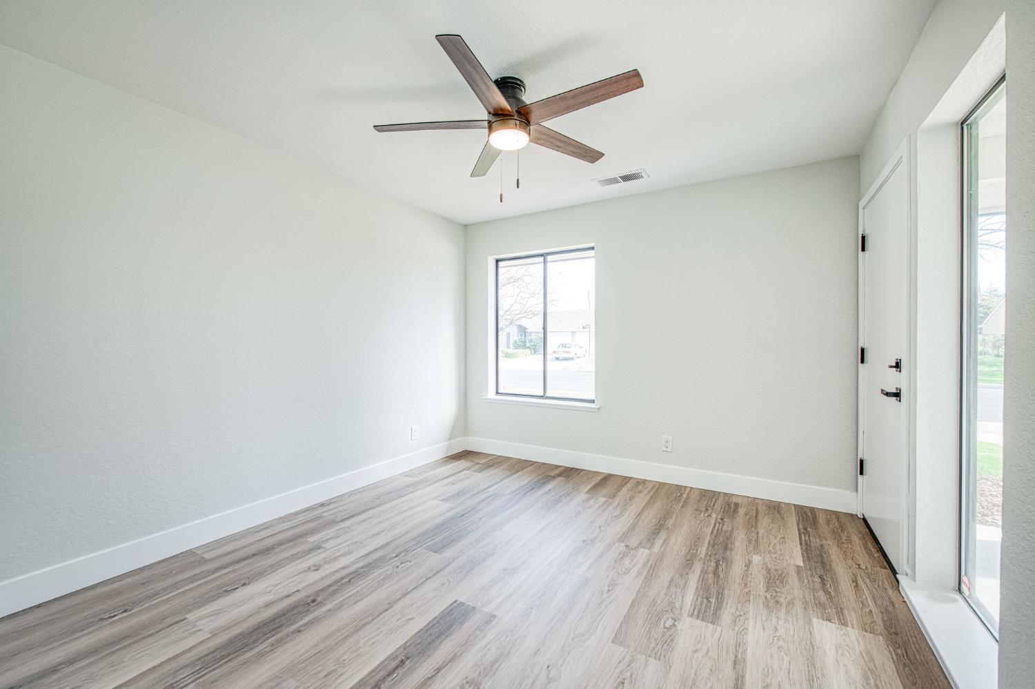 8453 N 1St St, Fresno, CA 93720