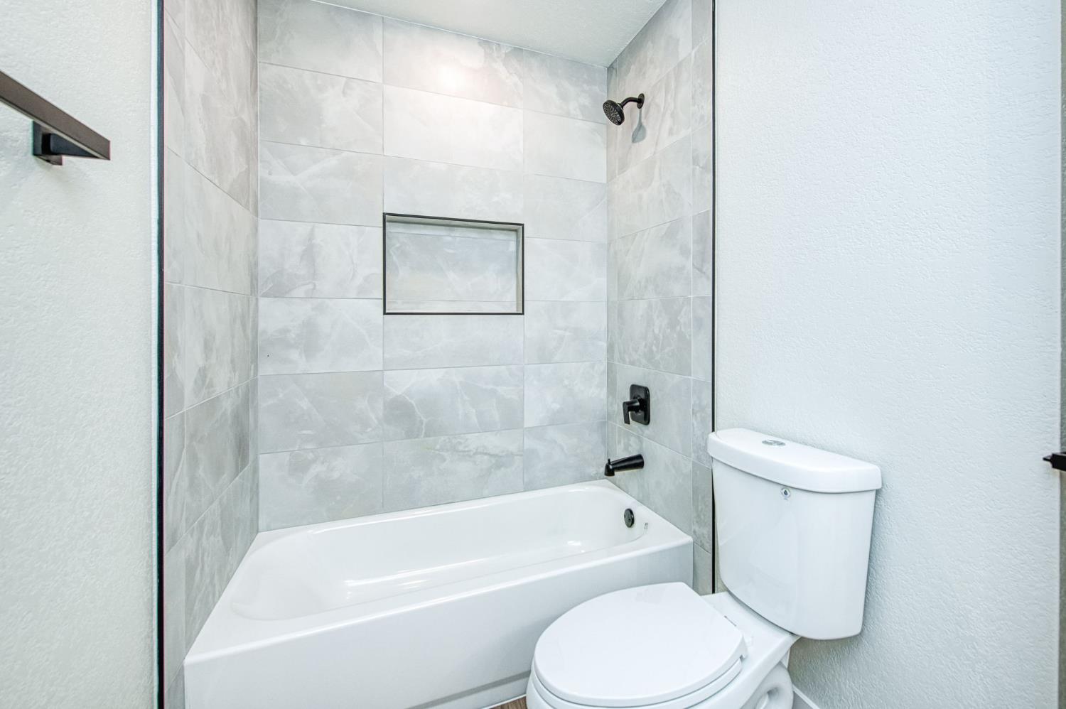 8453 N 1St St, Fresno, CA 93720