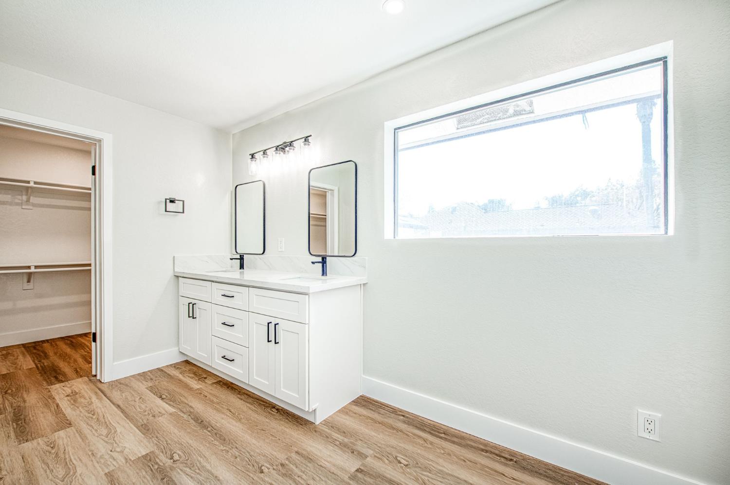 8453 N 1St St, Fresno, CA 93720