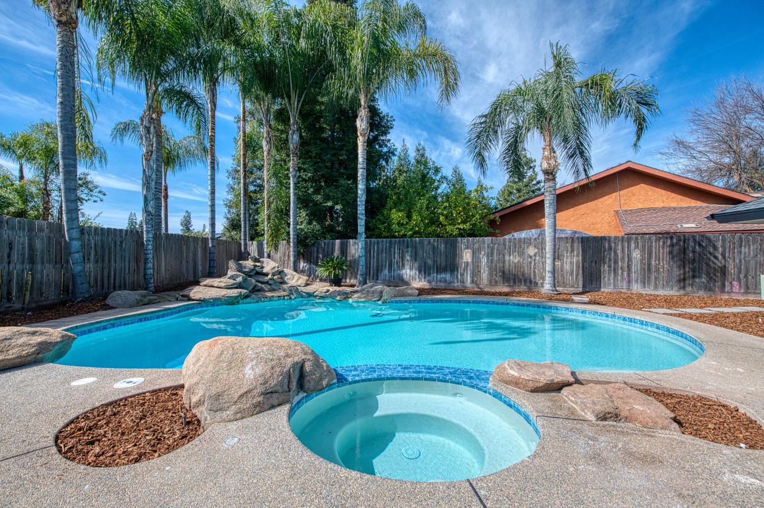 8453 N 1St St, Fresno, CA 93720