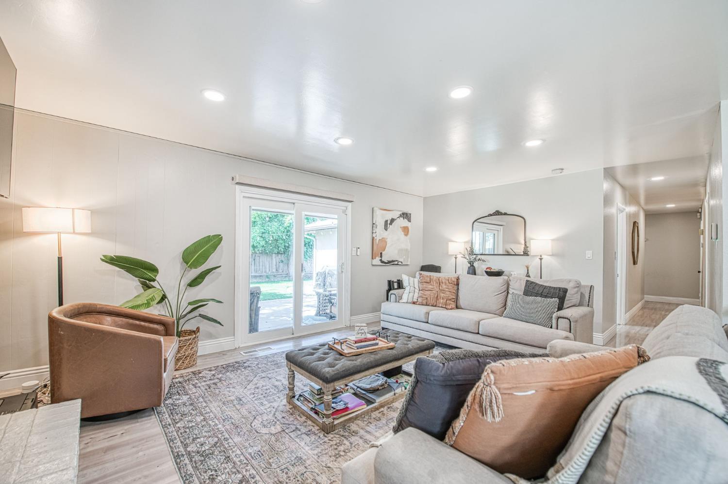 2569 E Los Altos Ave, Fresno, CA 93710