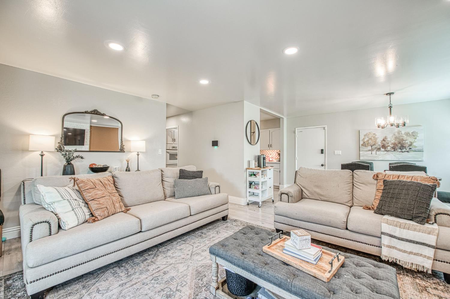 2569 E Los Altos Ave, Fresno, CA 93710