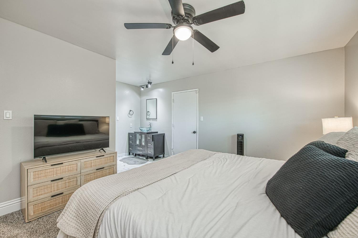 2569 E Los Altos Ave, Fresno, CA 93710