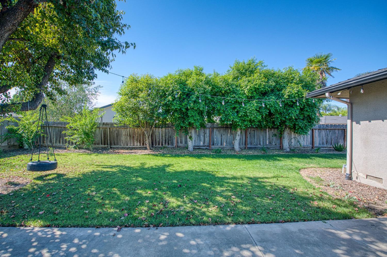 2569 E Los Altos Ave, Fresno, CA 93710