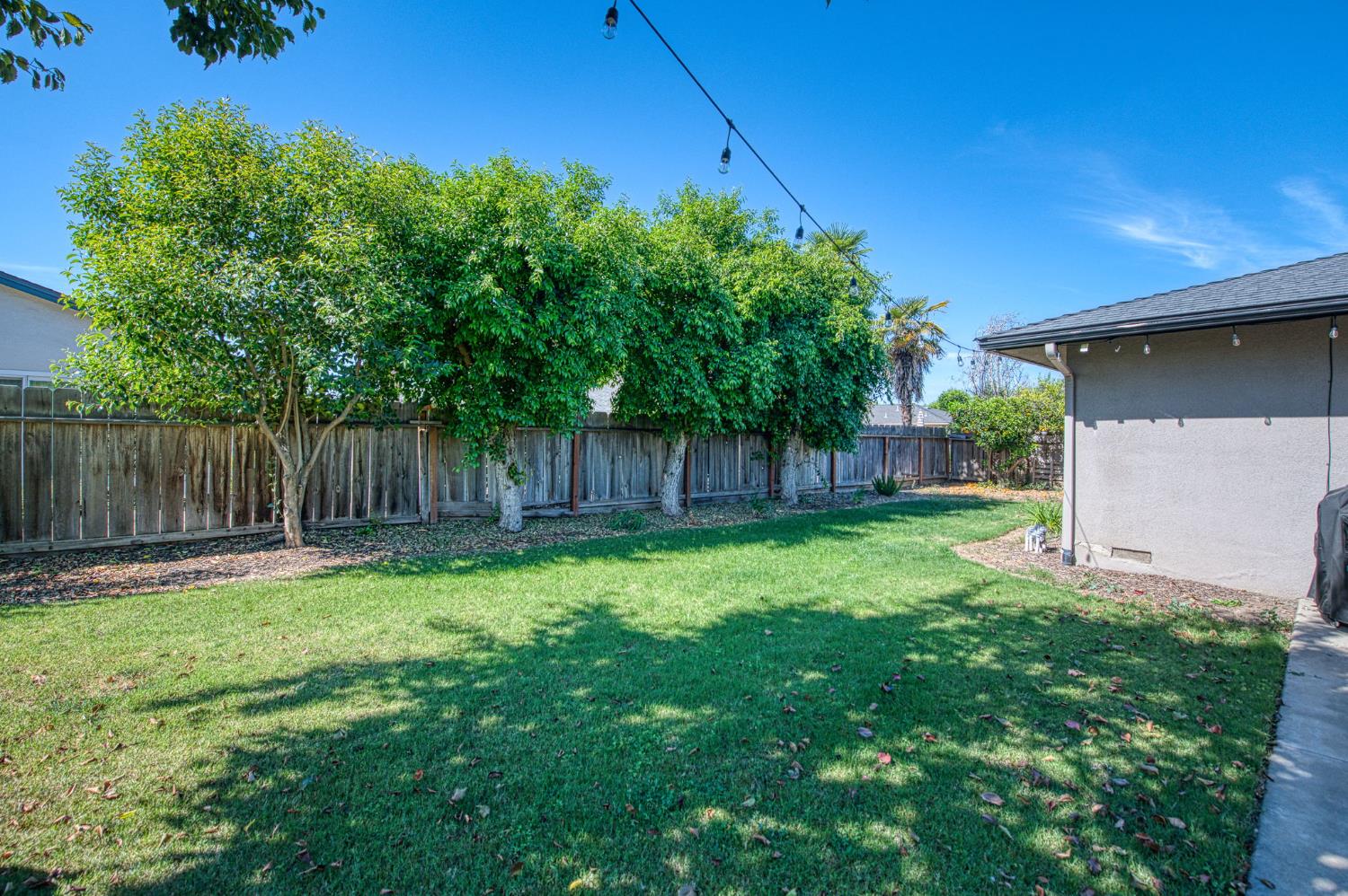 2569 E Los Altos Ave, Fresno, CA 93710