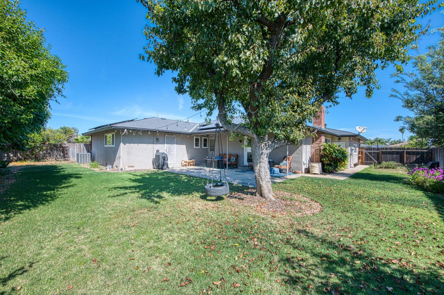 2569 E Los Altos Ave, Fresno, CA 93710