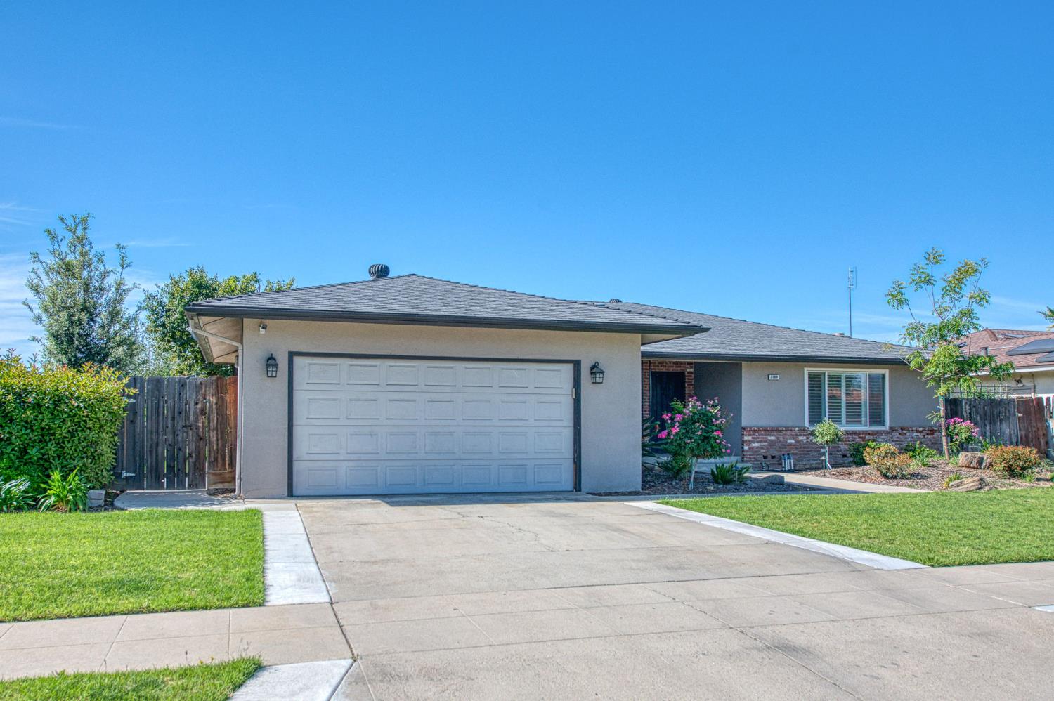 2569 E Los Altos Ave, Fresno, CA 93710