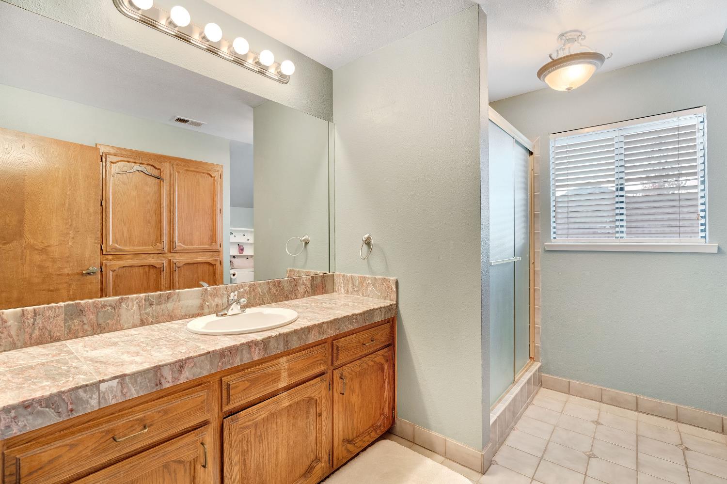 327 E Audubon Dr, Fresno, CA 93720