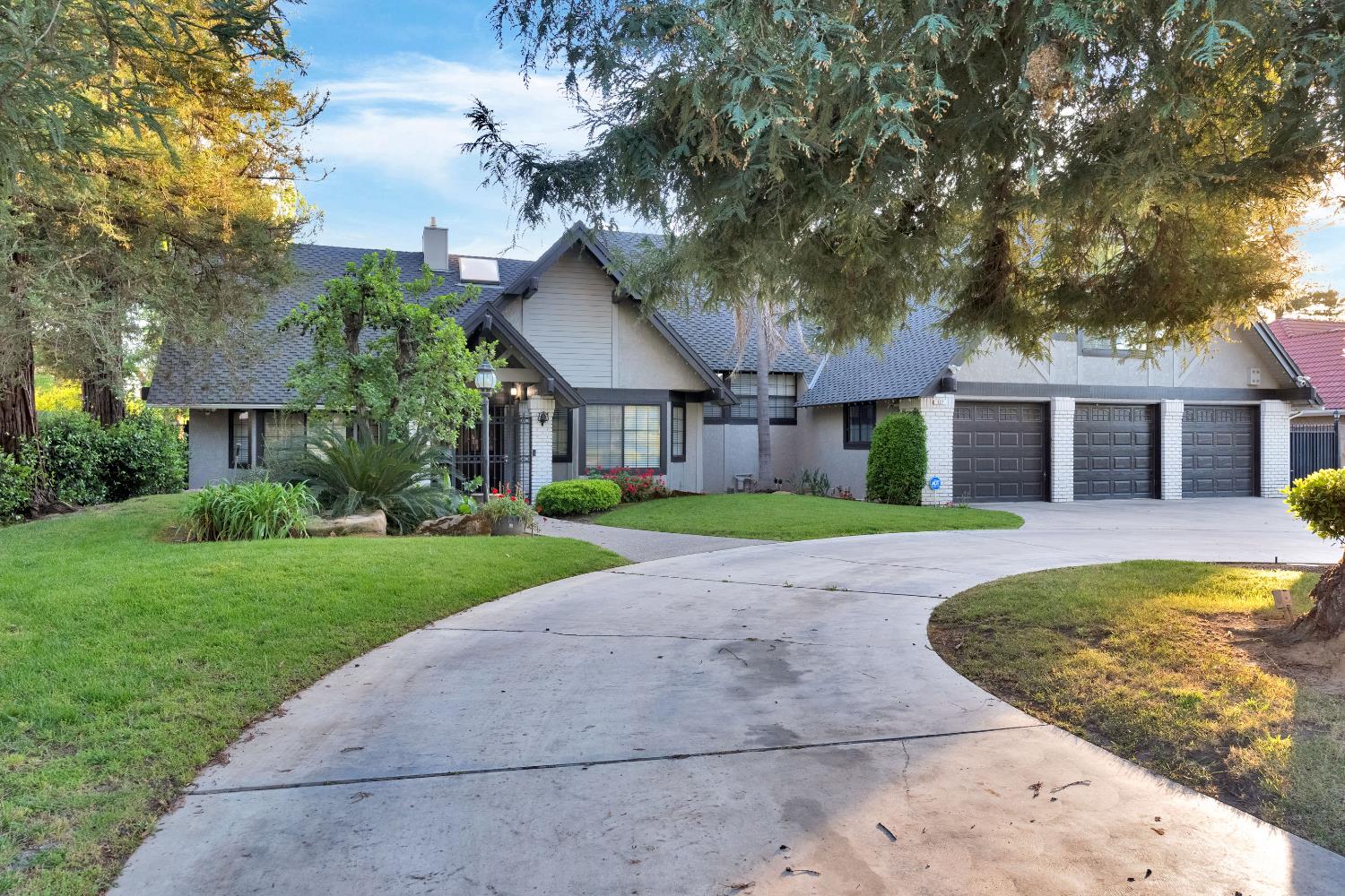 327 E Audubon Dr, Fresno, CA 93720