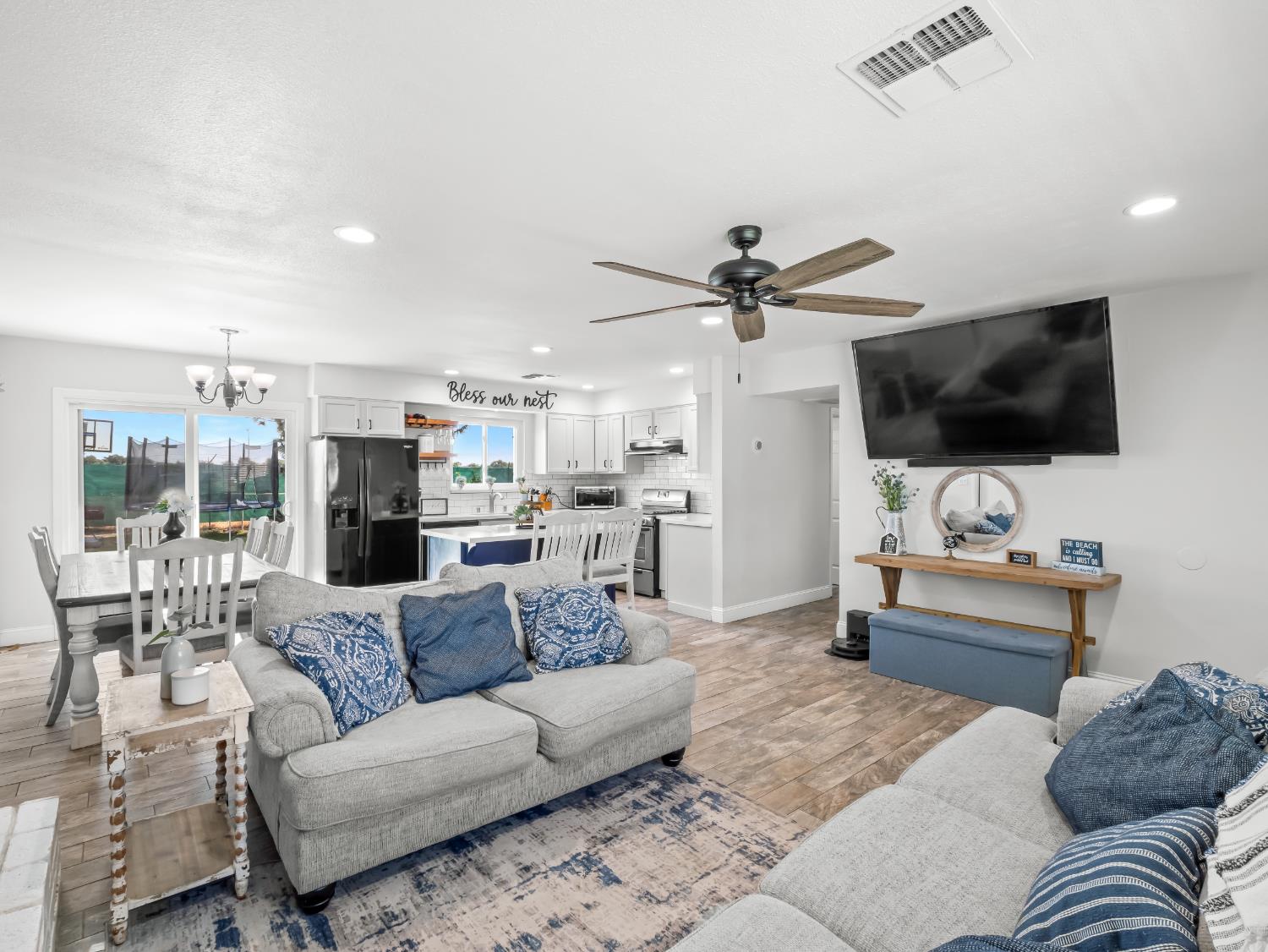 5684 E Sussex Way, Fresno, CA 93727