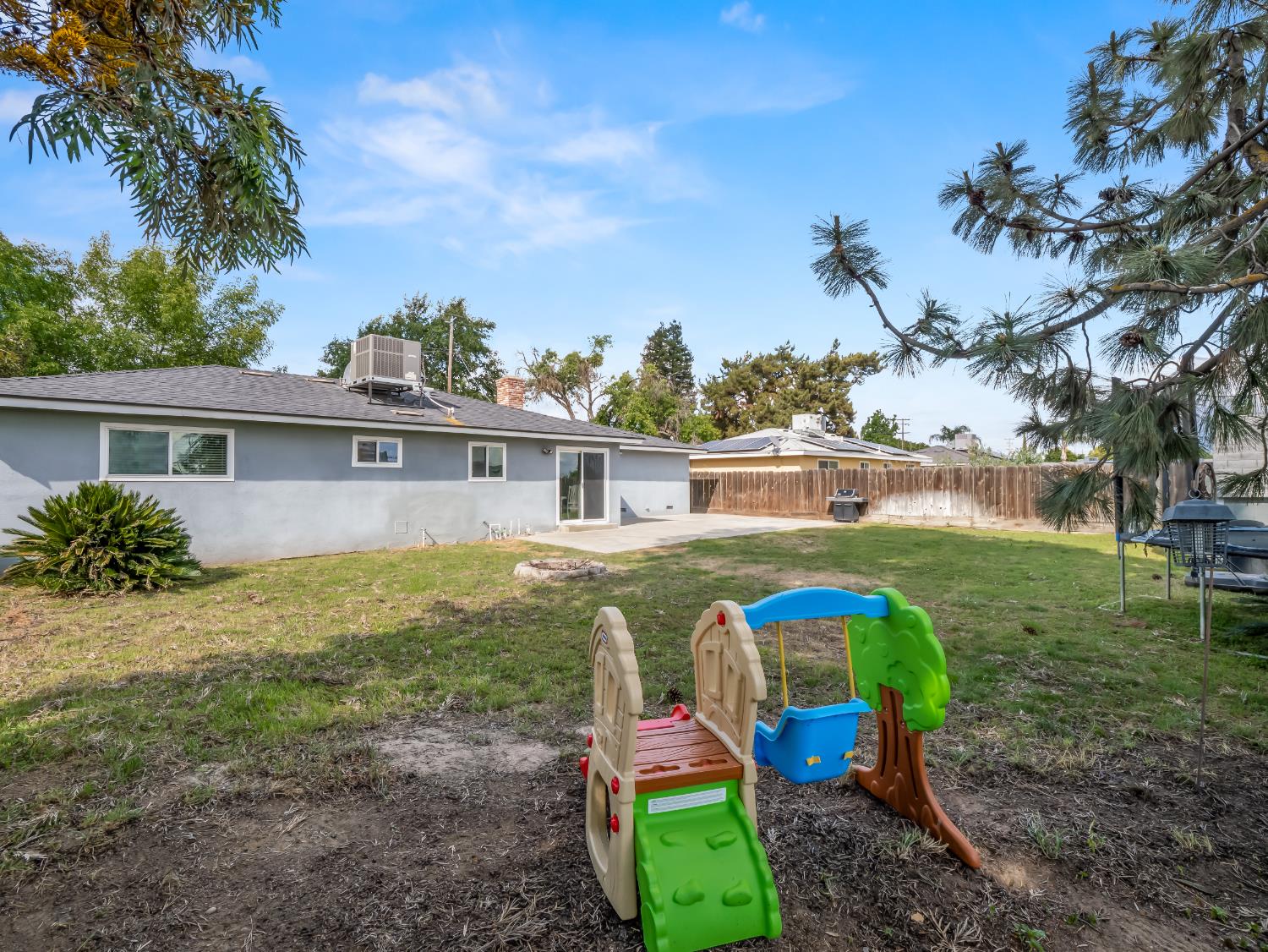 5684 E Sussex Way, Fresno, CA 93727