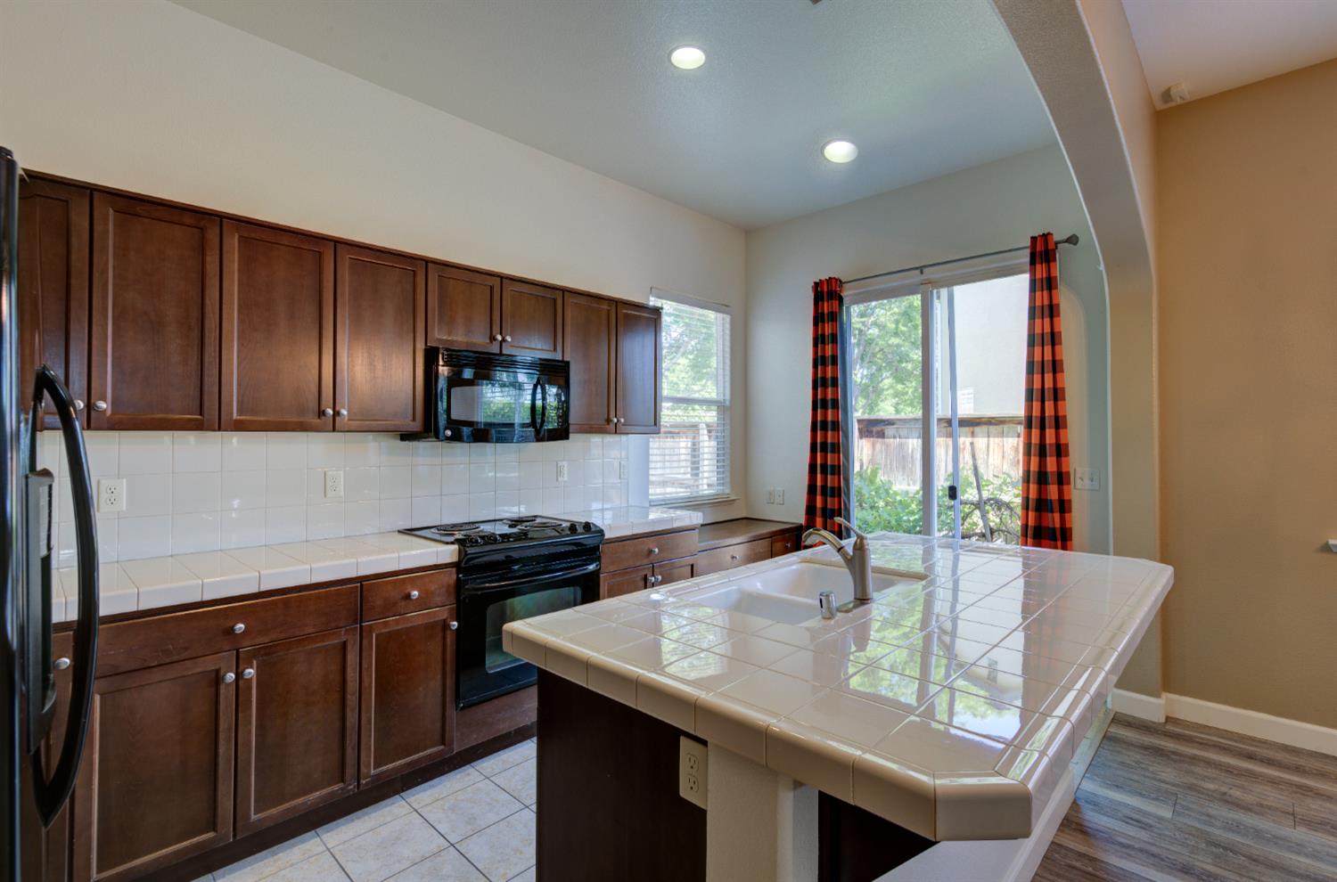 5691 N Crabapple Dr, Fresno, CA 93711