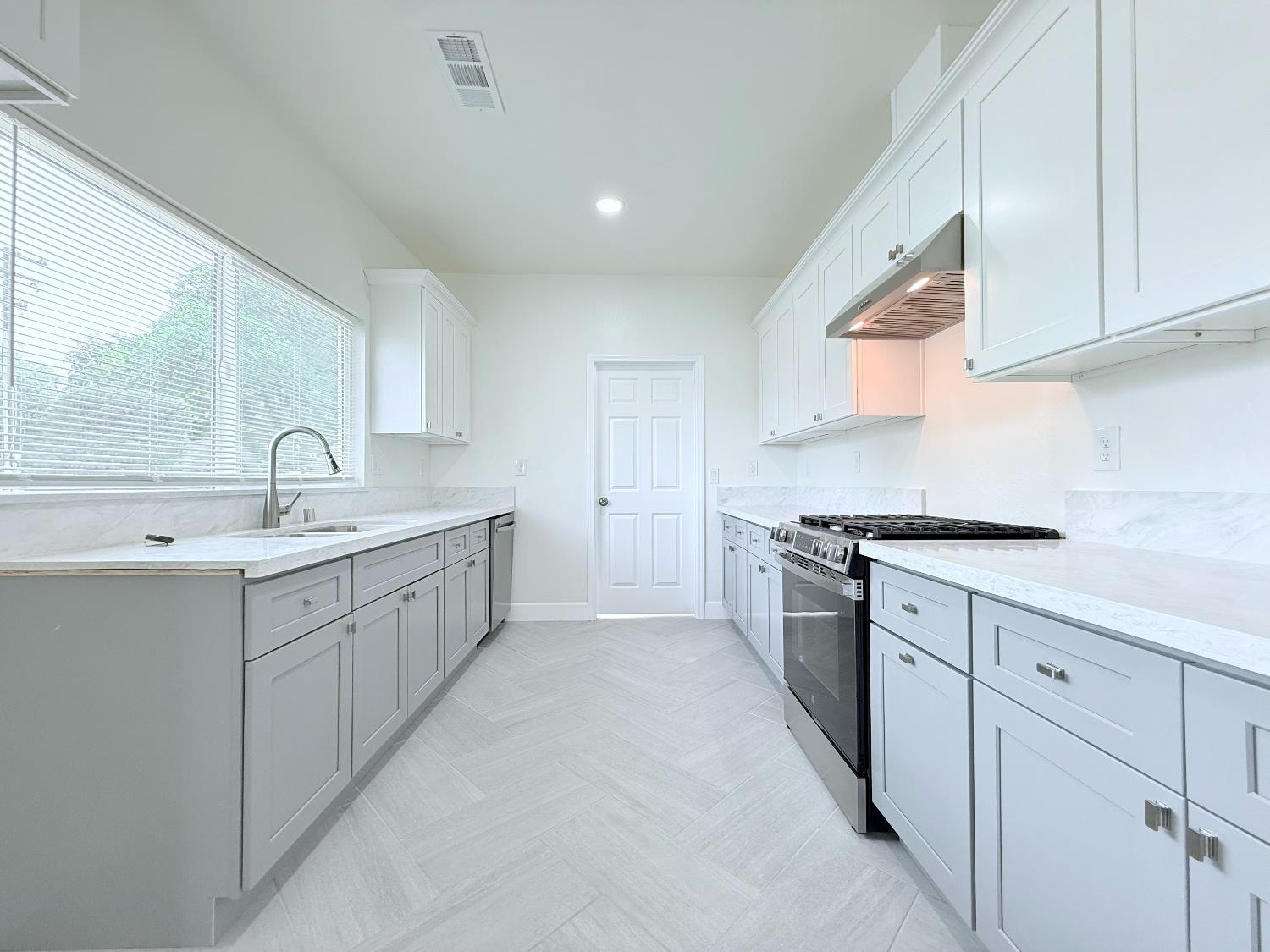 242 Fresno St, Fresno, CA 93706