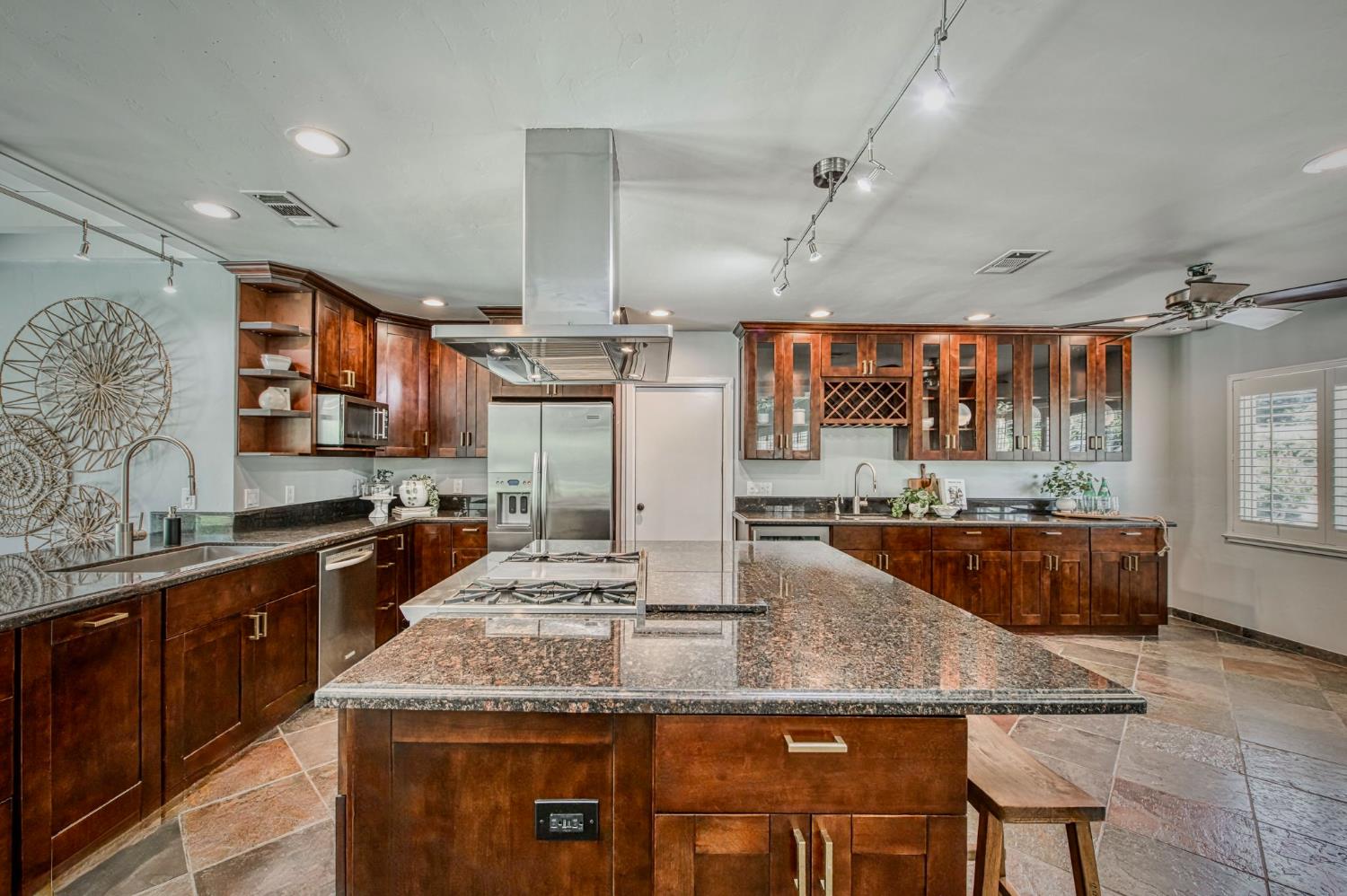 2530 W Dovewood Ln, Fresno, CA 93711